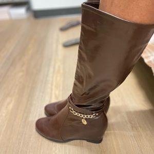 Knee high boots with an initial chain (E)